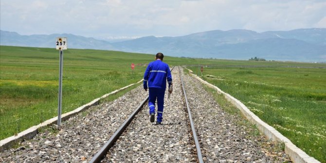 Rayların güvenliği için kilometrelerce yol yürüyorlar