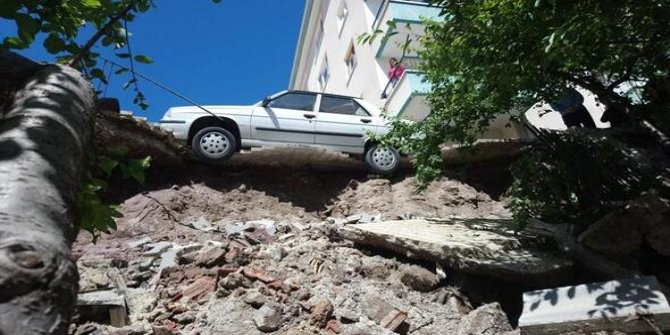 Duvar çöktü otomobil asılı kaldı