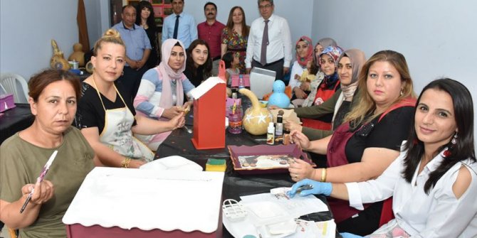 Çocuklarını okulda beklerken meslek sahibi oldular