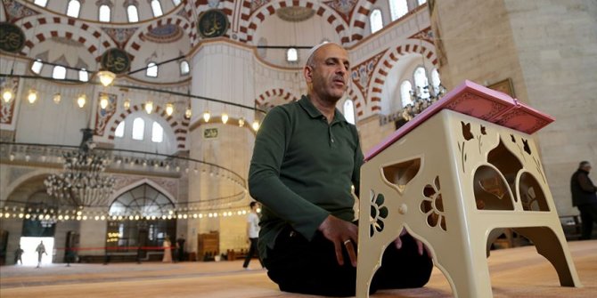 İtikaf için camiye kapandılar