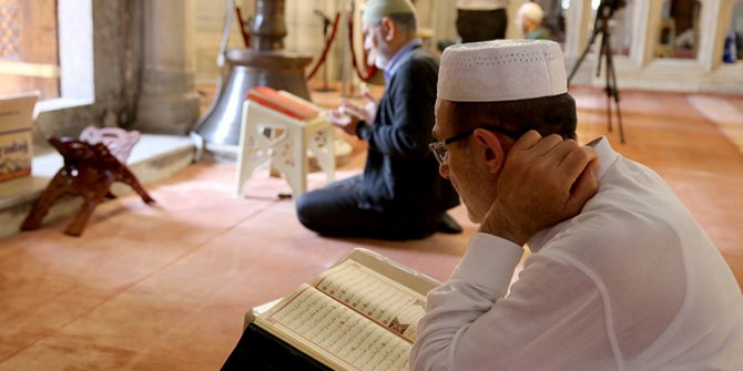 İtikaf için camiye kapandılar