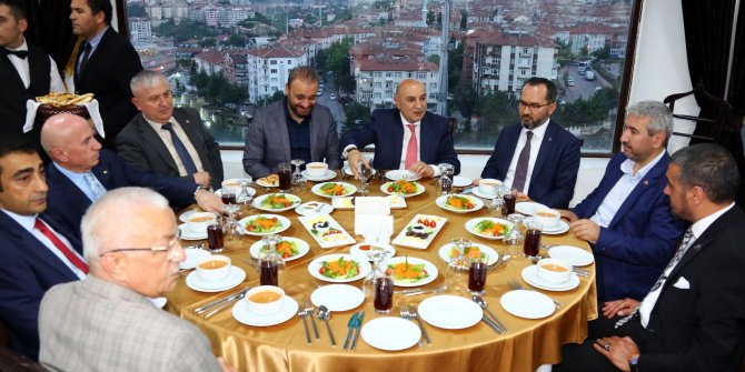 Bürokratlarla iftar yemeği