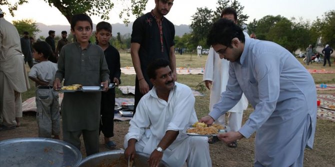 Pakistan'ın yol kenarı iftarları binlerce kişiyi doyurdu
