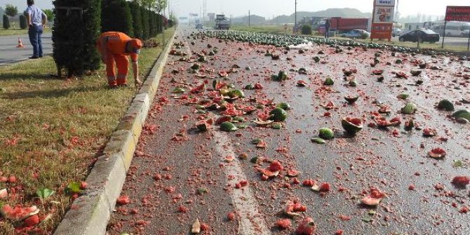 TIR devrildi, yol karpuz tarlasına döndü
