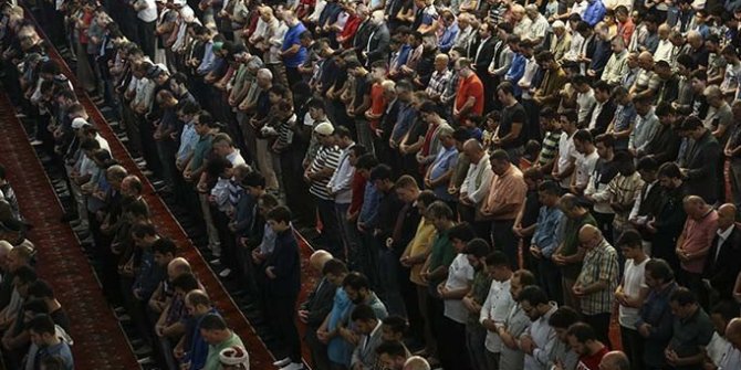 Milyonlarca Müslüman bayram namazı kılmak için camilere akın etti