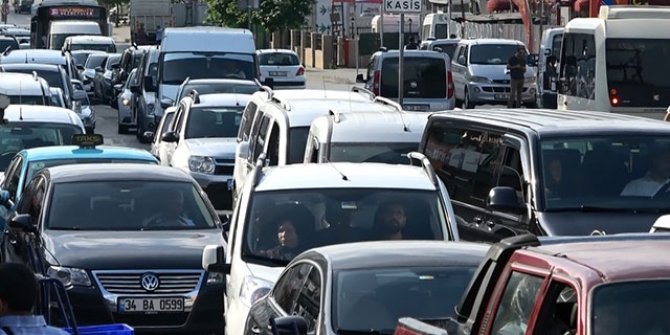 Sultangazi'de mezar ziyareti trafiği kilitledi