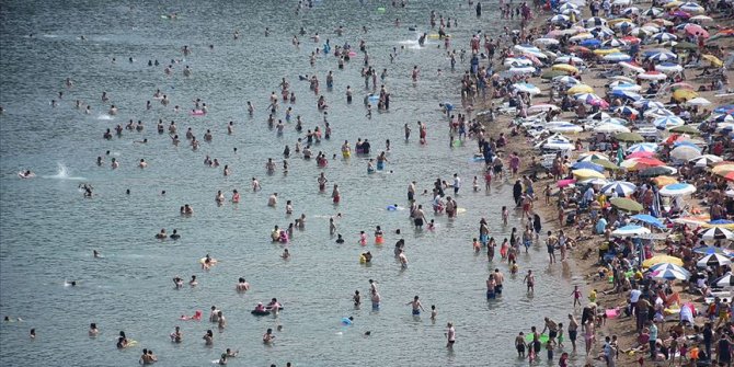 Amasra'ya bir günde nüfusunun 10 katı tatilci geldi