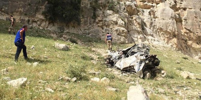 Uçuruma giden otomobilden son anda atladı