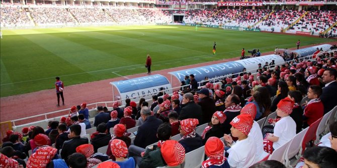 15 bin öğrenci stadyumla tanıştı