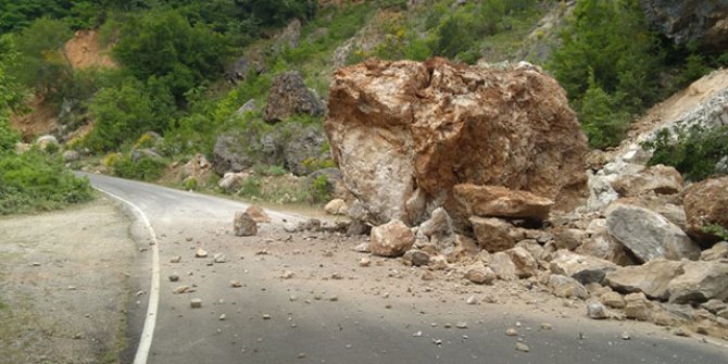Dev kaya yola düştü