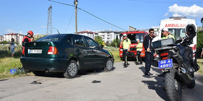 Sokakta yürüyen kadınlara otomobil çarptı