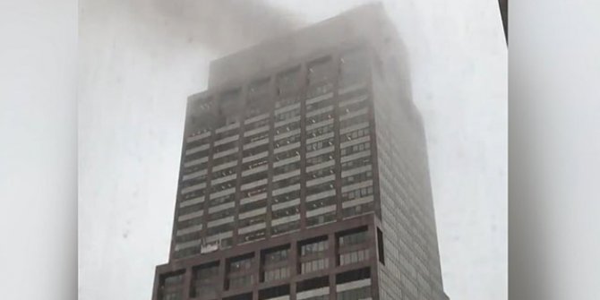 New York’ta gökdelene helikopter çarptı