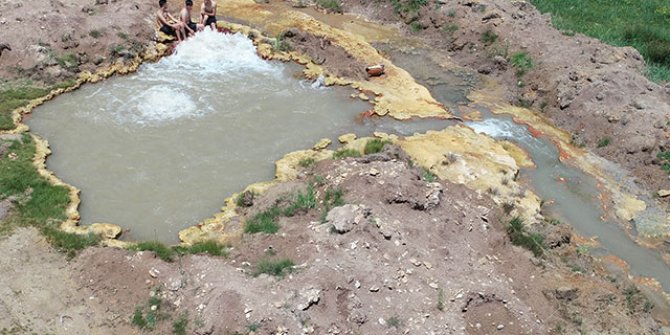 Arazi ortasında şifalı 'doğal jakuzi'