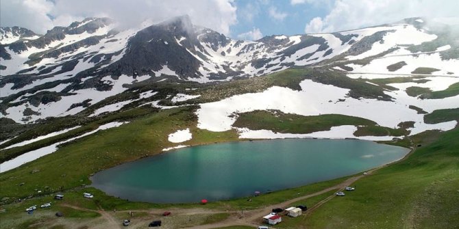 Dağların arasındaki krater gölleri cezbediyor