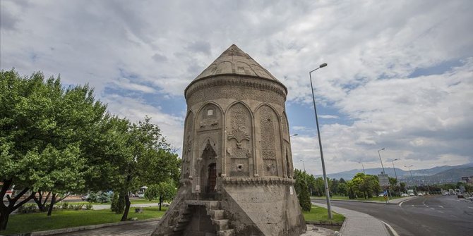 Bin yıllık 'Türk çadırı' kümbetler