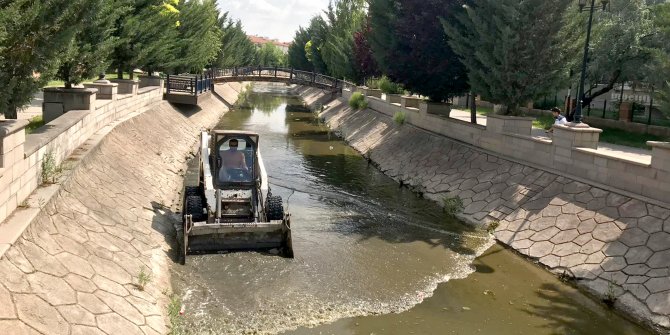 Mogan ve Eymir Gllerini birleştiren kanal ile Sukesen Kanalı temizleniyor.