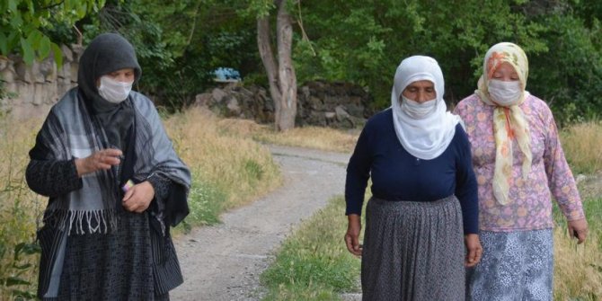 Kayseri Bağpınar Mahallesi sakinleri maske ile geziyor