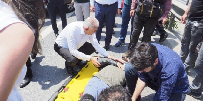 Binali Yıldırım, kaza yapan motosikletliye yardım etti