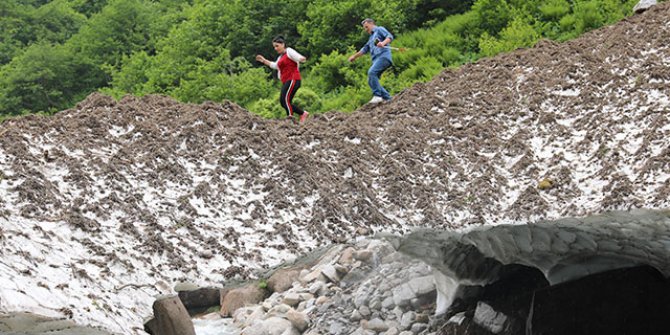Hayrete düşüren görüntü! Canlarını hiçe saydılar