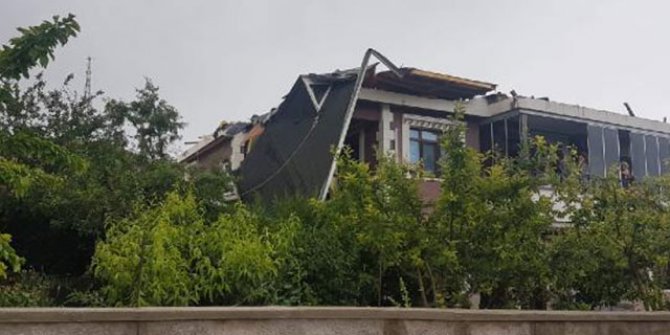 Ankara'da şiddetli rüzgar çatıları uçurdu