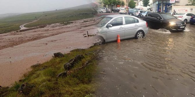 Sivas’ta sağanak dereleri taşırdı