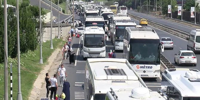 Metrelerce kuyruk oluştu! İçeri girmeden inip yürüdüler