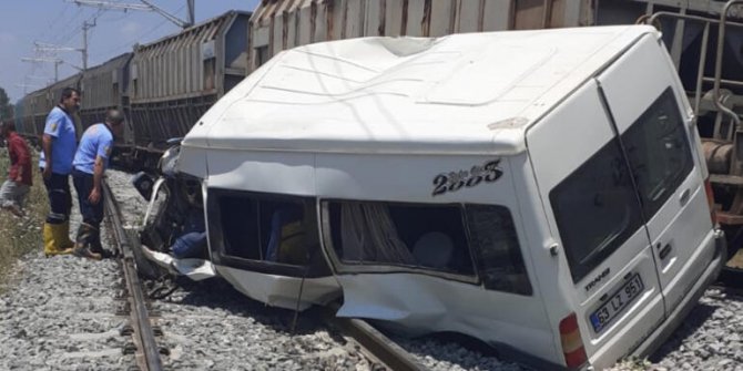 Mersin’de tren, minibüse çarptı: Ölü ve yaralılar var