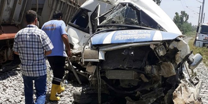 Mersin'de tren, minibüse çarptı