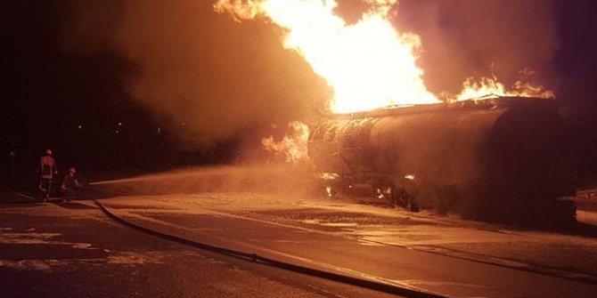Sakarya'da etil asetat yüklü tanker yandı