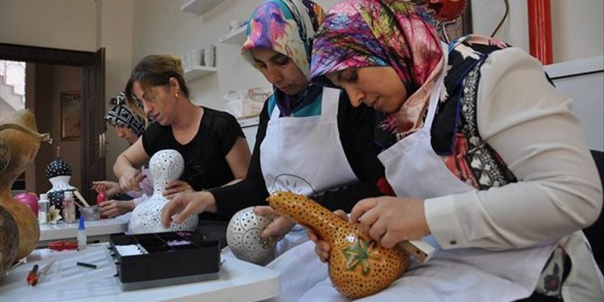 Su kabağı kadınların elinde sanata dönüşüyor