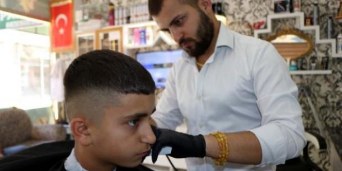 Suriye'li berberden alkışlanacak hareket