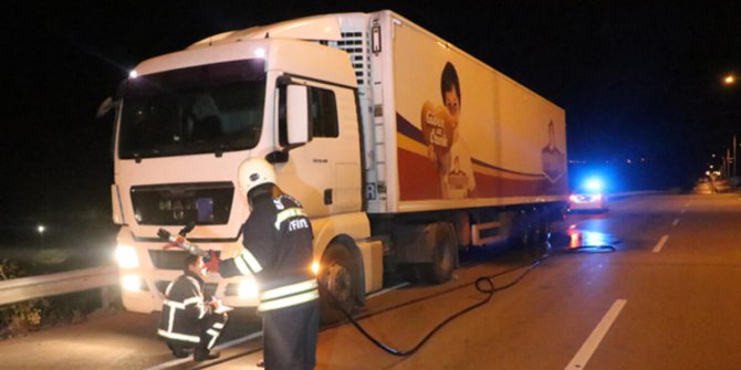 Polis ihbarı alınca TIR'ın önündeki tüm araçları uyardı: 30 km sürdü