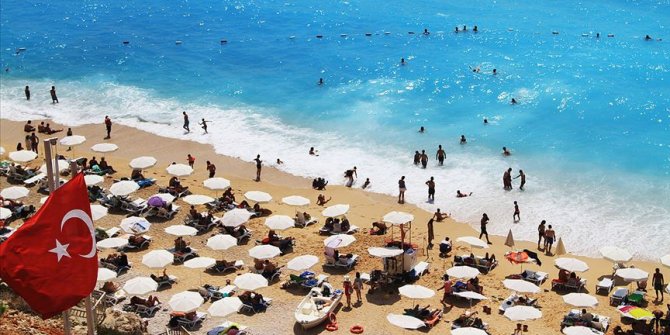 Antalya’da 41 dereceyi gören denize koştu