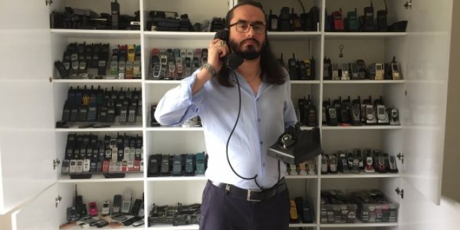 15 yılda biriktirdiği cep telefonları ile uyuyor