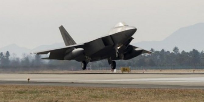 ABD F-22 savaş uçaklarını konuşlandırdı