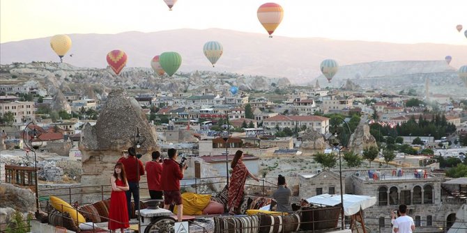 Kapadokya'da balonlar 'dekor' teraslar 'stüdyo' oldu