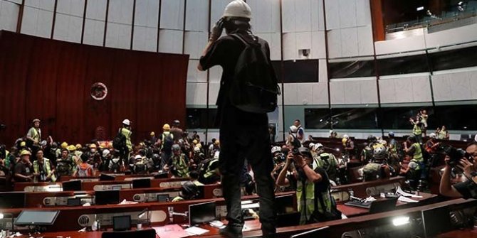 Protestocular Yasama Meclisini istila etti