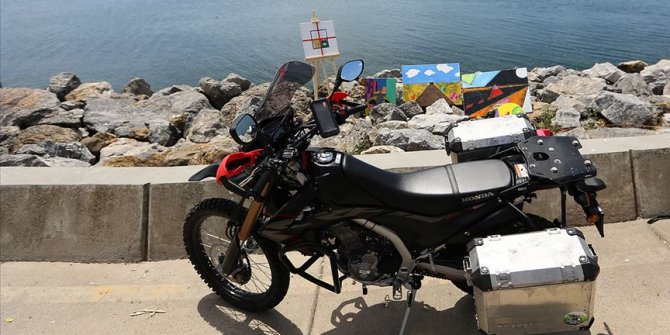 Genç motosikletli '5 kıta 5 tablo' projesi için dünyayı geziyor