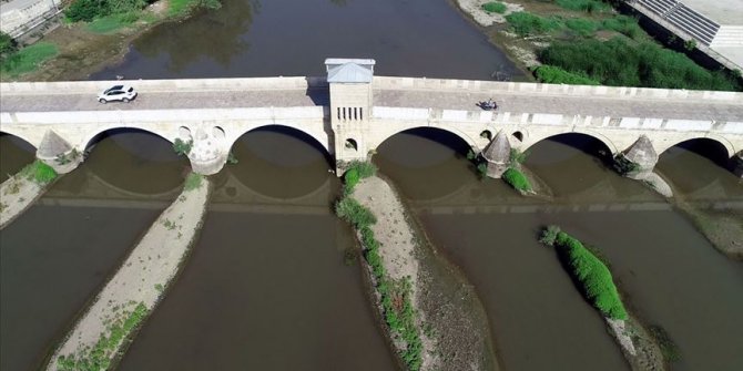 Tunca Nehri'nde kum adacıkları oluştu
