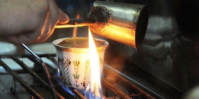 Cezvede değil fincanda pişiriyor, siparişlere yetişemiyor