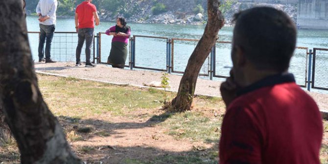 Şoke eden olay! Eşini kayıtsızca izledi