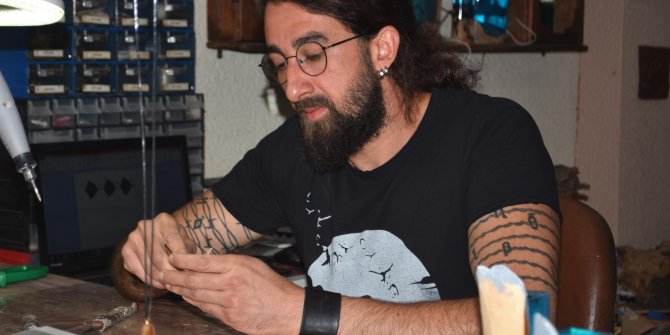 Ağaç oyarak yaptığı dekoratif ürünleri dünyaya satıyor
