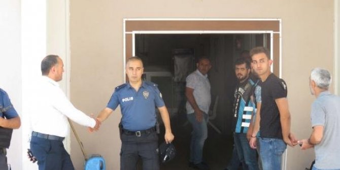 Trafik magandasıyla tokalaşan polis açığa alındı