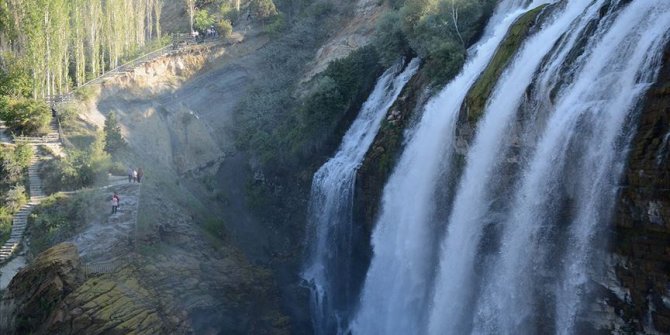 Yaz tatilinin vazgeçilmez rotası: Tortum Şelalesi