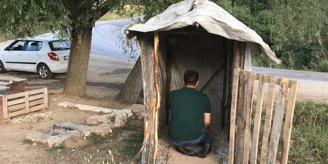 Yol kenarında 'tek kişilik mescit'