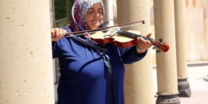 Çocukluk hayali kemanı 60 yaşında çalmaya başladı