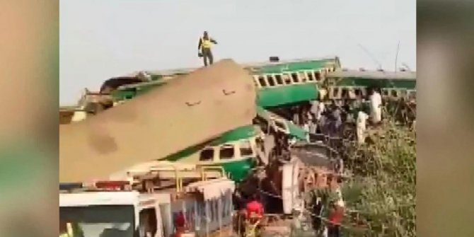 Yolcu treni ile yük treni çarpıştı: Çok sayıda ölü ve yaralı var