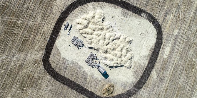 Ekmeğini samandan kazanan işçilerin toz ve sıcakla imtihanı