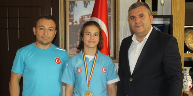 Judo Şampiyonu madalyasını Başkan Baki Demirbaş'a takdim etti