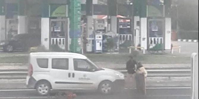 Trafiği durdurup yaşlı kadını yolun karşısına geçirdi